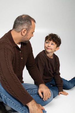 Bir baba ve küçük oğlu birlikte eğlenceli bir anın tadını çıkarır, kalıcı anılar yaratırlar..