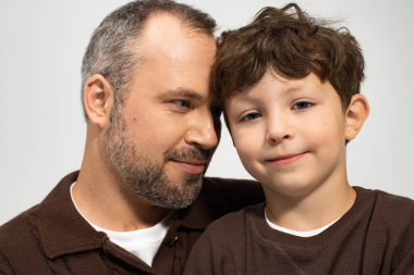 Bir baba, derin bağlarını ve sevgisini gösteren küçük oğluyla hassas bir anı paylaşır..