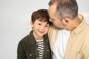 Neşeli bir baba, sevgi ve kahkahalarla dolu tatlı bir anı paylaşarak küçük oğluna yaklaşır..