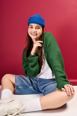 Kendine güvenen genç kız şık, canlı kış kıyafetleriyle poz veriyor..