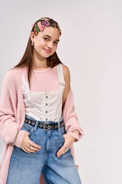 Renkli saç tokaları ve yanaklarında parıltı olan genç kız kışın rahat poz veriyor..