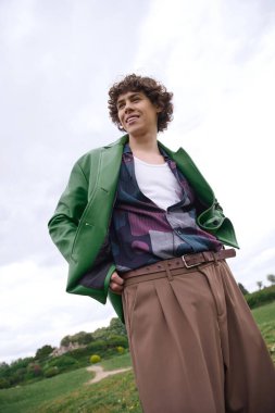 Kendine güvenen bir öğrenci dışarı çıkar, şık kıyafetler giyer ve neşeli bir hava katar..