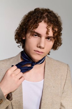 Ergen, özgünlüğünü ve yeteneğini düşünceli bir şekilde poz verirken moda kıyafetleriyle ifade ediyor..