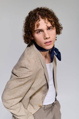 Şık bir genç, kendine güvenini ve moda anlayışını gösterirken aktif bir duruş sergiliyor..