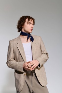 Gençlik eşsiz bir stil ve kendine güveni olan canlı bir kişilik sergiliyor..