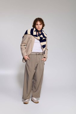 Gençler modaya uygun kıyafetler giyiyorlar, modern tarz ve oyuncu tavırları sergiliyorlar..