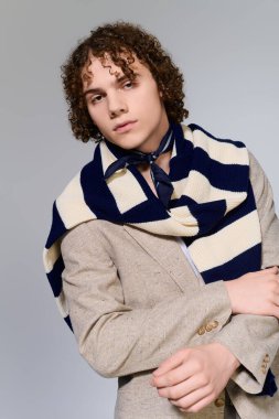 Genç bireyler modaya uygun bir kıyafet sunar. Modern bir yetenek, kendine güven ve cazibe yayar..