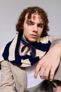 Gençler dinamik pozlar sergilerken, çağdaş stili zarafet ve cazibeyle somutlaştırıyorlar..