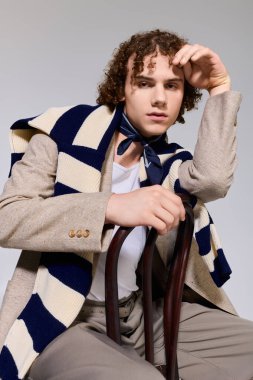 Gençler dikkat çeken şık bir kıyafetle poz verirken özgüven ve yaratıcılık sergilerler..