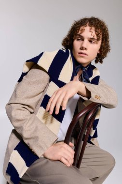 Gençler, gösterişli ve şık bir moda karışımı sergilerken aynı zamanda gösterişli ve tutumlu poz verirler..