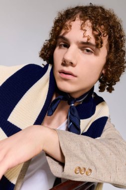 Enerjik gençler, basit bir arkaplanda modern tarz ve yaratıcı bir duruş sergiliyor..