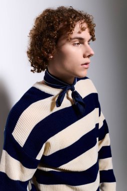 Genç modeller kalın çizgili modaya uygun bir kıyafet ve kapalı alanda çekici bir duruş sergiliyorlar..