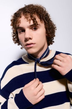 Gençler kendine güveni, modaya ve yaratıcılığa yansıtan şık bir duruş sergiliyor..