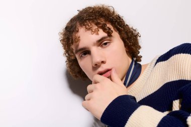 Gençler hareketli bir arkaplana karşı modaya uygun pozlar veriyorlar..