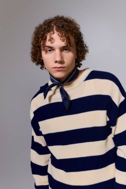 Kendine güvenen ergen, şık bir ortamda kendine has bir tarz, cesur kıyafetler ve neşeli pozlar sergiliyor..