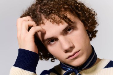 Enerjik genç bireyler düşünceli bakışlar atarken modaya ayak uyduruyorlar..