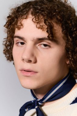 Kendine güvenen gençler modaya uygun bir tarz sergiliyor, enerji ve yaratıcılık saçarak şık bir duruş sergiliyor..