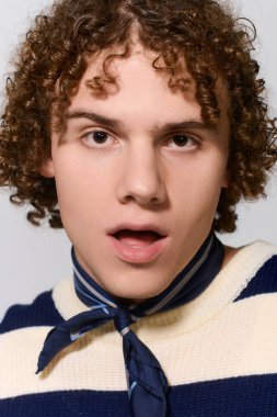 Gençler dinamik moda anlayışını sergilerken, basit bir arkaplan karşısında açıkça poz veriyorlar..