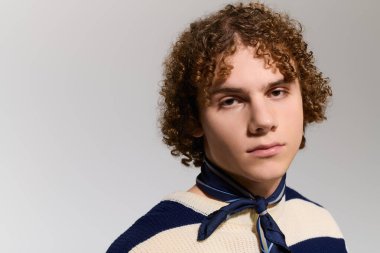 Gençlik çağdaş bir ortamda eğlenceli bir poz verirken kendine güven ve tarz yayar..