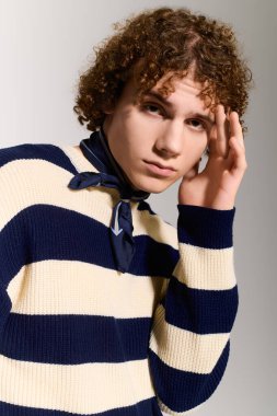 Genç, şık bir arka plana karşı neşeli bir pozla kişiliği ve stili ifade eder..