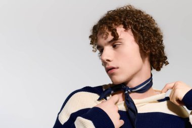 Genç bir birey, kendine güveni ve yeteneğiyle, canlı bir ortamda kişisel tarzını gösterir..