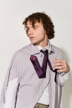 Gençler modern moda eğilimlerini ön plana çıkaran yaratıcı bir kıyafet ve poz veriyorlar..