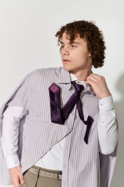 Gençlik, yaratıcılığını çarpıcı bir kıyafetle, özgüven ve beceri göstererek ifade eder..