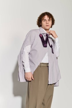 Bir genç kendine güvenen bir kıyafetle son moda bir sahnede bireyselliğini sergiliyor..