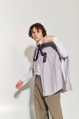 Çağdaş giysiler içinde tesadüfen poz verirken eşsiz bir tarz sergiliyor..