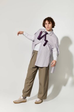 Modayı takip eden genç bireyler, stüdyoda canlı poz veriyorlar..