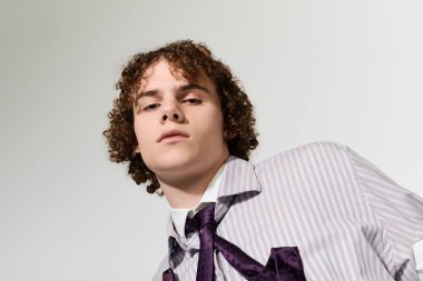 Şık kıyafetler içinde kendine güvenen gençler, eşsiz moda tercihleri ve özel yetenekleri vurguluyorlar..