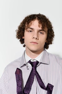 Modaya uygun genç yetişkinler, gevşek kravat ve cüretkar kıyafetleriyle kişisel tarzlarını sergiliyor..