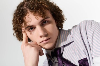 Şık bir genç aktif bir poz verir, çağdaş bir arkaplana güvenir..