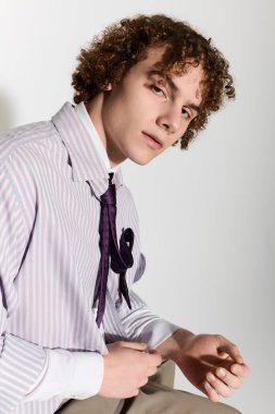 Moda ergenliği, modern eğilimleri vurgulayan, cesur bir duruşla eşsiz bir tarz anlayışı sergiliyor..