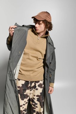 Genç, yaratıcı bir alanda moda kıyafetleri ve kendine güvenen pozlarla dikkatleri üzerine çekiyor.