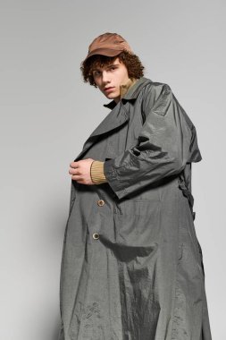 Gençler, gündelik ama modern bir ortamda eşsiz bir moda anlayışı sergiliyorlar..