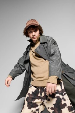 Gençlik bireyselliğini çarpıcı kıyafetlerle, rahatlık ve stili zahmetsizce harmanlayarak ifade eder..