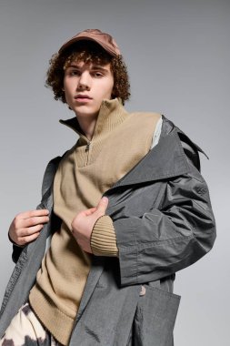 Genç bireyler, modern kıyafetlerinde kendine güvenen bir duruş sergilerler..