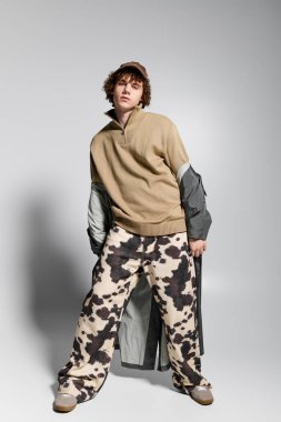 Enerjik genç, modaya uygun kıyafetlerle, stilleri yaratıcı yeteneklerle harmanlıyor..