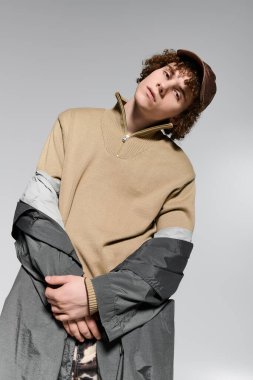 Tarz sahibi genç, modaya uygun kıyafetler giyip gençlik enerjisini somutlaştırıyor..