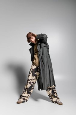 Gençler bireyselliği modern ve sanatsal bir ortamda farklı kıyafetlerle ifade ederler..