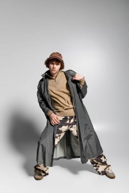 Gençlik bireyselliği, modern bir mekanda cesur giysiler ve enerjik pozlarla ifade eder.