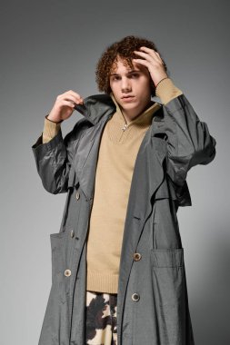 Şık giyinen genç, yaratıcı bir iç mekanda aktif bir duruş sergiliyor, enerji saçıyor..