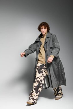 Gençlik, kendine güvenen duruşu olan eşsiz bir stili minimalist, kentsel arkaplanda ifade eder..