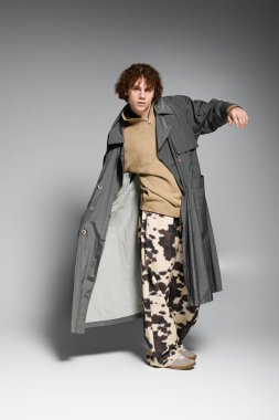 Gençler, modern sokak modasını ön plana çıkaran modaya uygun kıyafetler giyerek enerjik bir şekilde poz verirler..