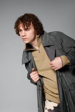 Gençler, modern kıyafetleriyle dinamik bir poz verirken kendine güven ve tarz yayarlar..