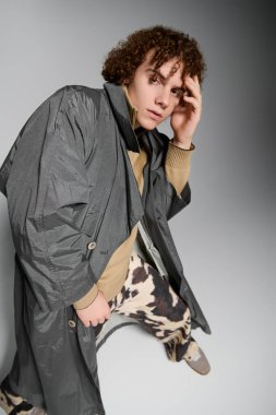 Gençler, modaya uygun kıyafetler ve modern mekanlarda kendilerine has tarzlarını sergiliyorlar..