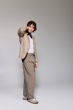 Gençler, modaya uygun bir kıyafet ve minimalist bir ortamda eğlenceli pozlarla benzersiz bir tarz sergiliyor..