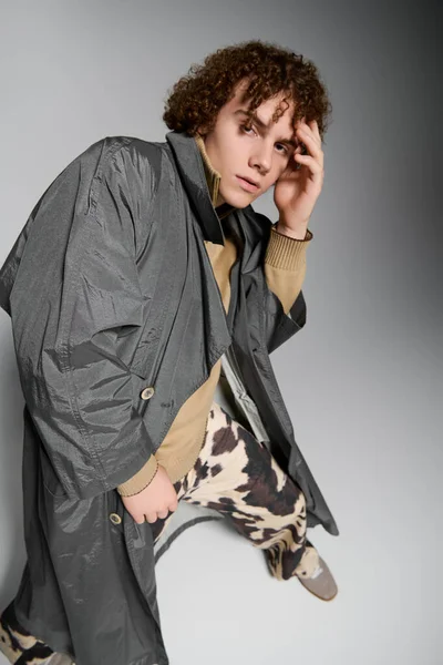 Gençler, modaya uygun kıyafetler ve modern mekanlarda kendilerine has tarzlarını sergiliyorlar..