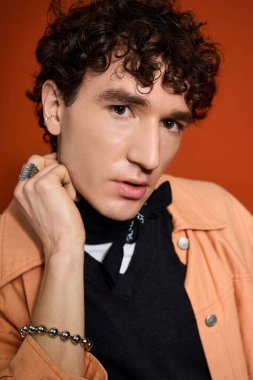 Yakışıklı şahıs, göze çarpan bir arka plana karşı eşsiz bir tarz ve karizma sergiler.